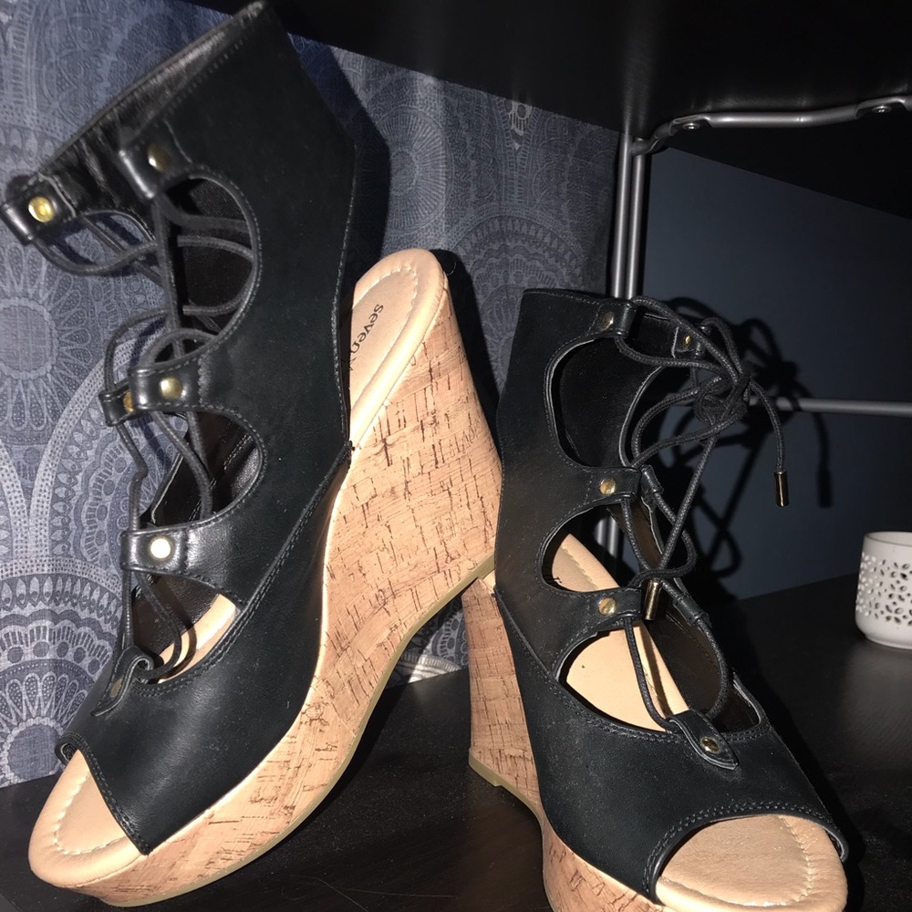 Black wedges